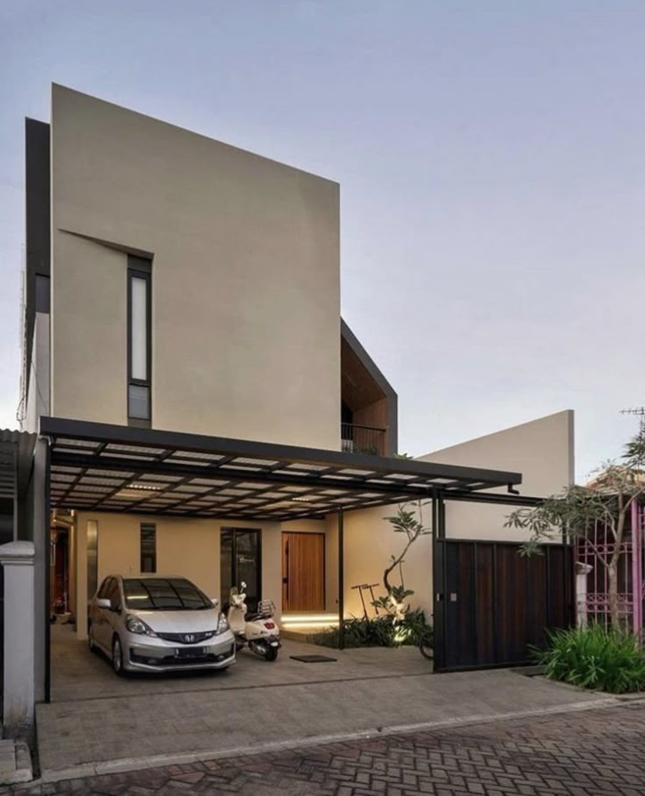 Carport dengan Kanopi Polikarbonat