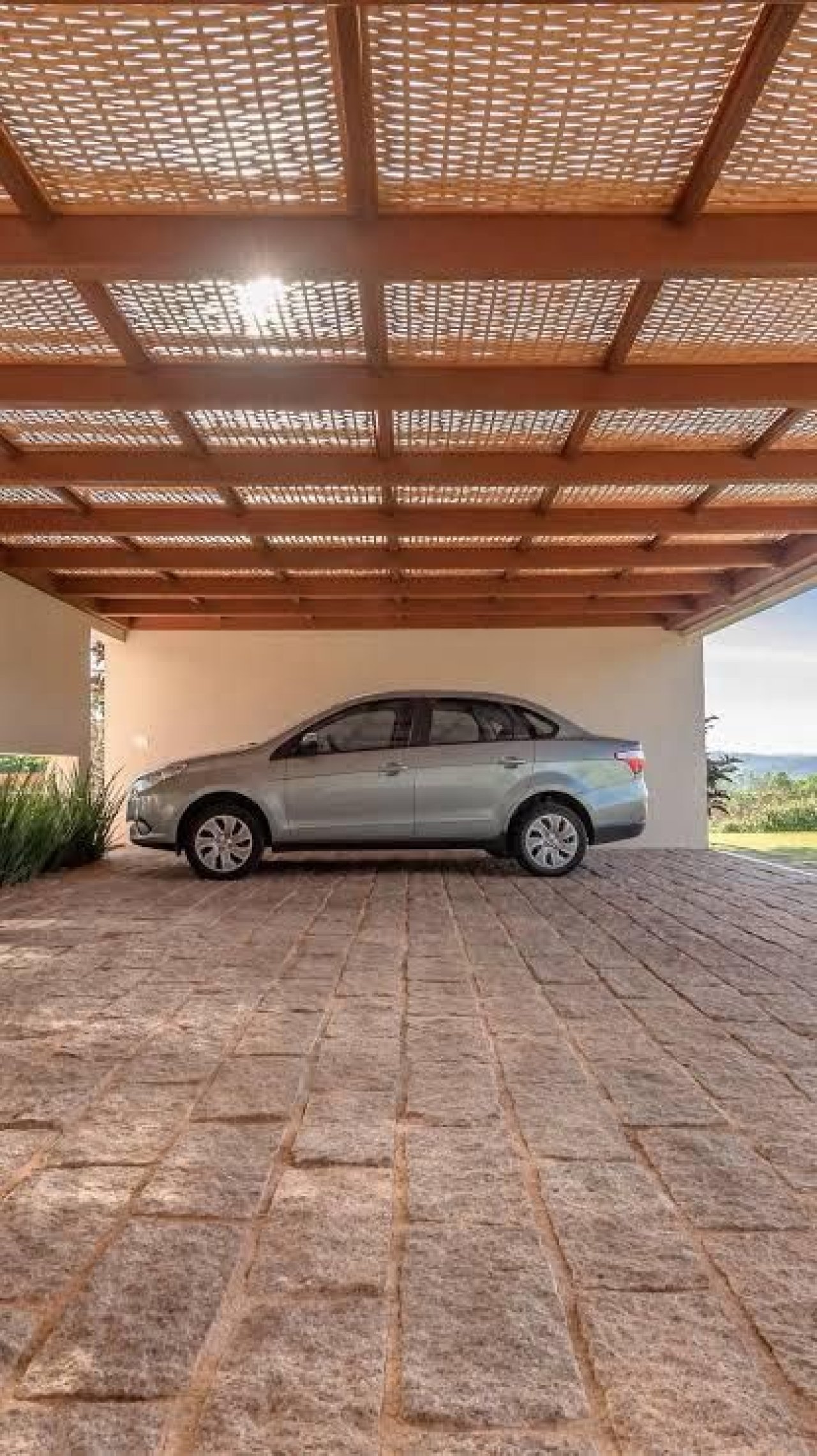 Carport Kayu dengan Sentuhan Alami